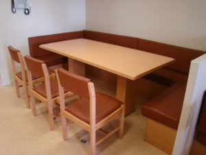 stół z kanapą i krzesełkami